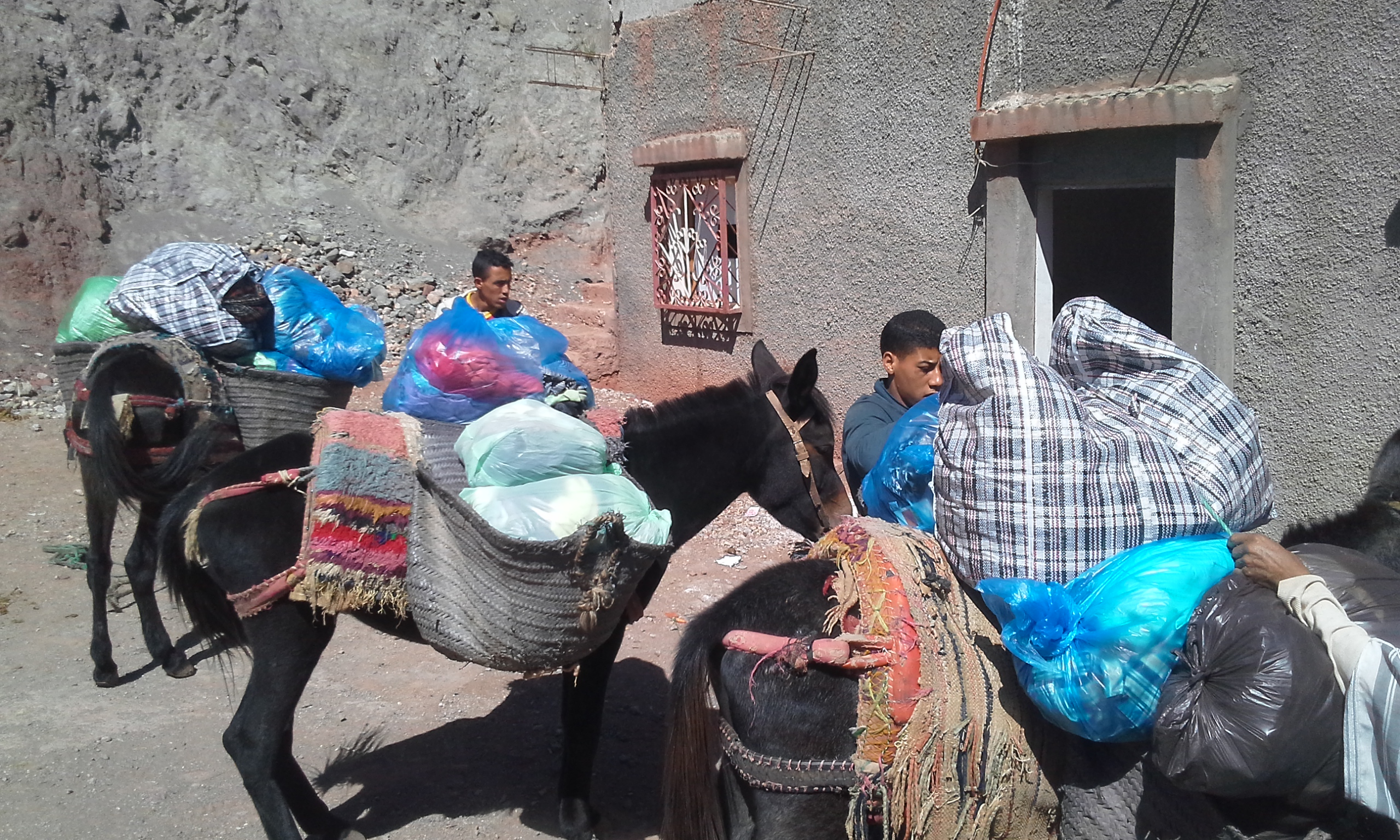 Distribution de vêtements pour des villages isolés - 